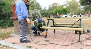Büyükşehir Lara Birlik Halk Plajı'ndaki bankları yeniledi
