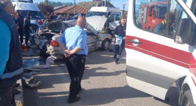 Çorum'da otomobil ile minibüs çarpıştı: 1 ölü, 2 yaralı