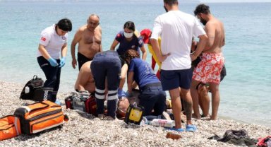 Denizde hareketsiz gördüğü kişiyi boğulmaktan kurtardı