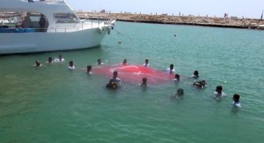 Denizde Türk bayrağı açtılar