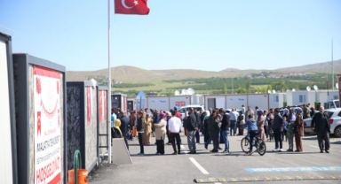 Deprem bölgesinde vatandaşlar sandık başına gitti