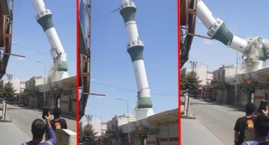 Depremde hasar gören minare kontrollü olarak yıkıldı