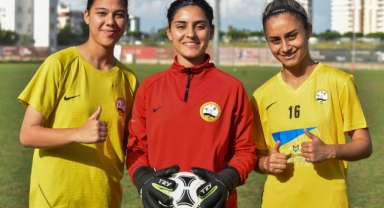 Depremzede kadın futbolcular hayallerine top koşturuyor