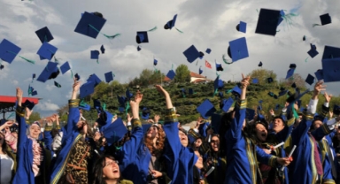 Depremzede öğrenciler, bulundukları üniversitenin mezuniyet törenine katılacak