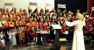 Depremzedeler için verilen konsere, bilet yerine yardım paketleriyle girdiler