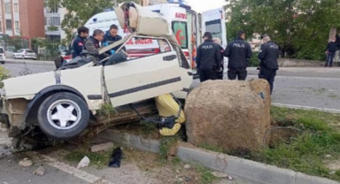 Direğe çarpan otomobil ikiye bölündü: 1 ölü, 2 yaralı