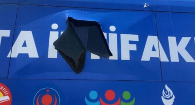 Diyarbakır’da ATA İttifakı’nın otobüsüne taşlı saldırı