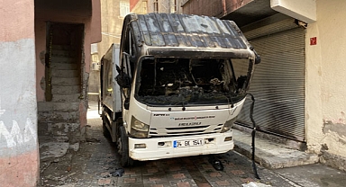 Diyarbakır'da belediyeye ait temizlik aracı maskeli kişilerce kundaklandı