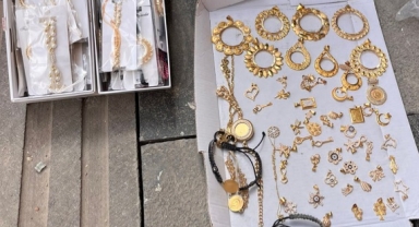 Enkazdan çıkan değerli eşyalar sahiplerine teslim ediliyor