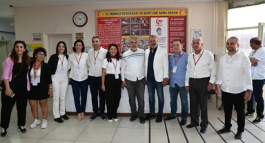 EŞİ VE KIZIYLA  OY KULLANDI