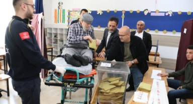 Eskişehir’de oy verme işlemi başladı; sedye ile getirildi