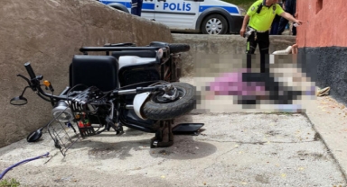 Evin duvarına çarpan elektrikli bisikletin sürücüsü öldü, eşi ağır yaralandı