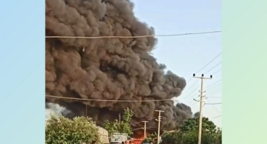 Geri dönüşüm tesisindeki yangında gökyüzünü duman kapladı
