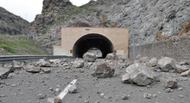 Gümüşhane'de heyelan; kara yolu ulaşıma kapandı