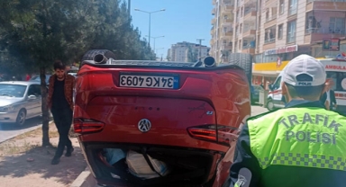 Hafif ticari araçla otomobil çarpıştı: 3'ü çocuk, 5 yaralı