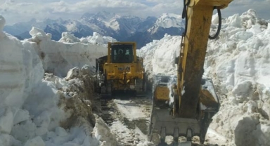 Hakkari'de ekipler karla mücadele çalışmalarını sürdürüyor