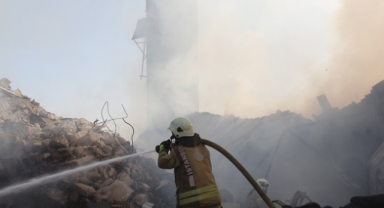 Hatay’da mobilya imalathanesinde çıkan yangın söndürüldü