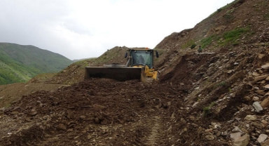 Heyelan 15 köy yolunu kapattı