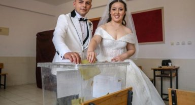 İlk turda erteledikleri nikahı, ikinci turda kıyıp oy kullanmaya geldiler
