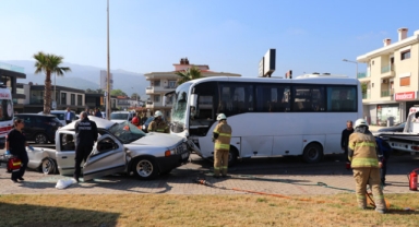 İzmir'de midibüs ile pikabın çarpıştığı kazada 1 kişi öldü, 6 kişi yaralandı