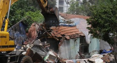 Kaçak gecekonduyu yıkıldı