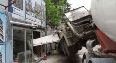 Kadıköy'de yol çöktü, beton dökme pompası yan yattı