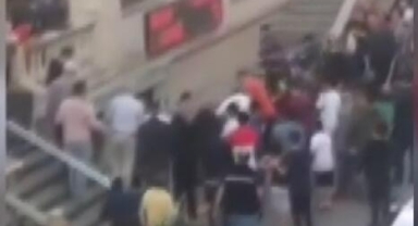 Kadınlar tuvaletinde yakalandı; Linç edilmekten polis kurtardı