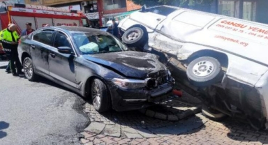 Kağıthane'de kaldırımdaki kadına çarpıp iki araç arasında sıkıştırdı