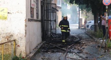 Kaleiçi'nde tarihi ev küle döndü