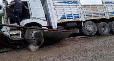 Kamyon şarampole düştü; şoför direksiyon başında ölü bulundu