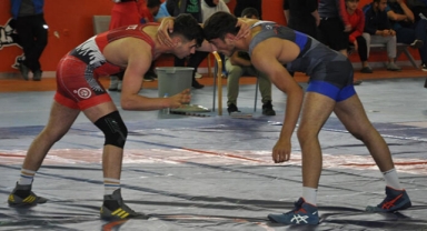 Kars’ta 235 güreşçi, şampiyonluk için ter döktü