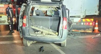 Kırmızı ışıkta duran kamyona çarpan aracın sürücüsü öldü