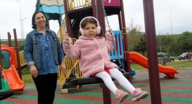 Kızına böbreğini vererek yaşama döndürdü