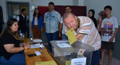 Kolları olmayan engelli, oy zarfını ağzıyla sandığa attı