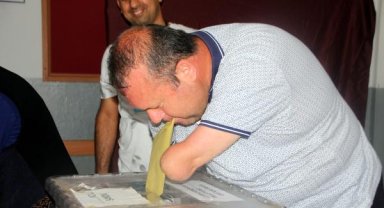 Kolları olmayan engelli oyunu ağzıyla kullandı