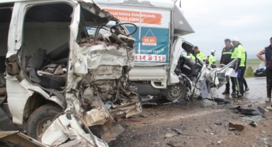 Konya'da tarım işçilerini taşıyan minibüsle kamyonet çarpıştı, 2 kişi öldü, 3 kişi yaralandı