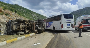  Konya'da yolcu otobüsünün kamyona çarpması sonucu 1 kişi öldü, 15 kişi yaralandı