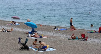 Konyaaltı Sahili'nde pazar yoğunluğu