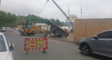 Küçükçekmece’de TIR inşaat alanına düştü