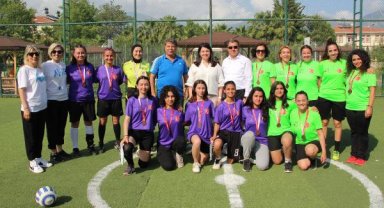 Kumluca'da kadınlar futbolla eğlendi