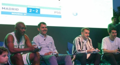 Kurum, Çekmeköy'de ünlü futbolcularla bir araya geldi