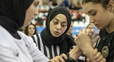 Lisede başladığı bilek güreşinde genç yaşta uluslararası hakem oldu