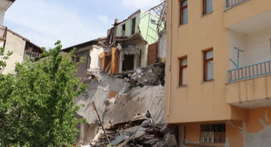 Malatya'da ağır hasarlı 4 katlı binanın bir kısmı çöktü