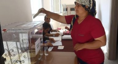 Manavgat yangınının sembol mahallesinde seçmen sandık başında