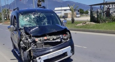 Mersin'de hafif ticari araçla çarpışan elektrikli bisikletteki 2 kişi öldü