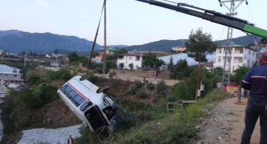 Mersin’de okul servisi şarampole yuvarlandı: 6’sı öğrenci 7 yaralı