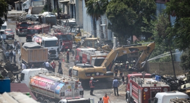  Mersin Serbest Bölgesi'ndeki bir depoda çıkan yangına müdahale ediliyor