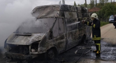 Minibüs alev alev yandı