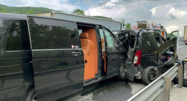 Minibüs, otoyolda arıza şeridindeki araca çarptı: 2 ölü, 2 yaralı