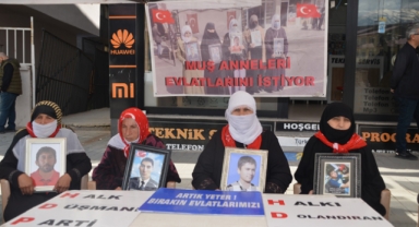 Muşlu aileler çocukları için HDP önündeki eylemlerini sürdürdü